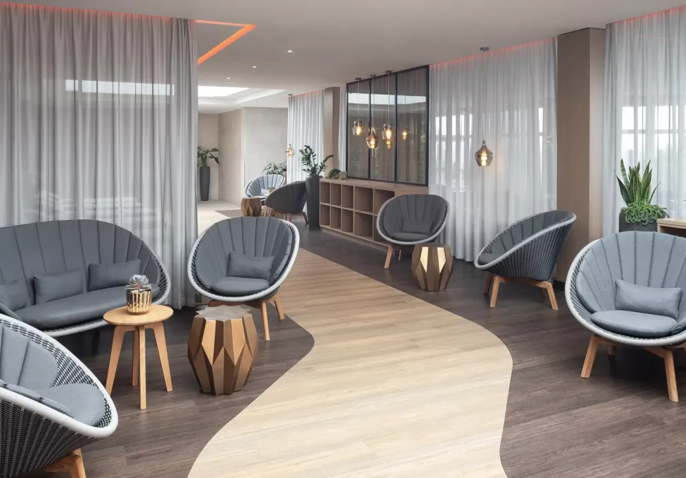 Exklusiver Loungebereich mit modernen Designer-Sesseln, stilvollen Beistelltischen und stimmungsvoller Beleuchtung