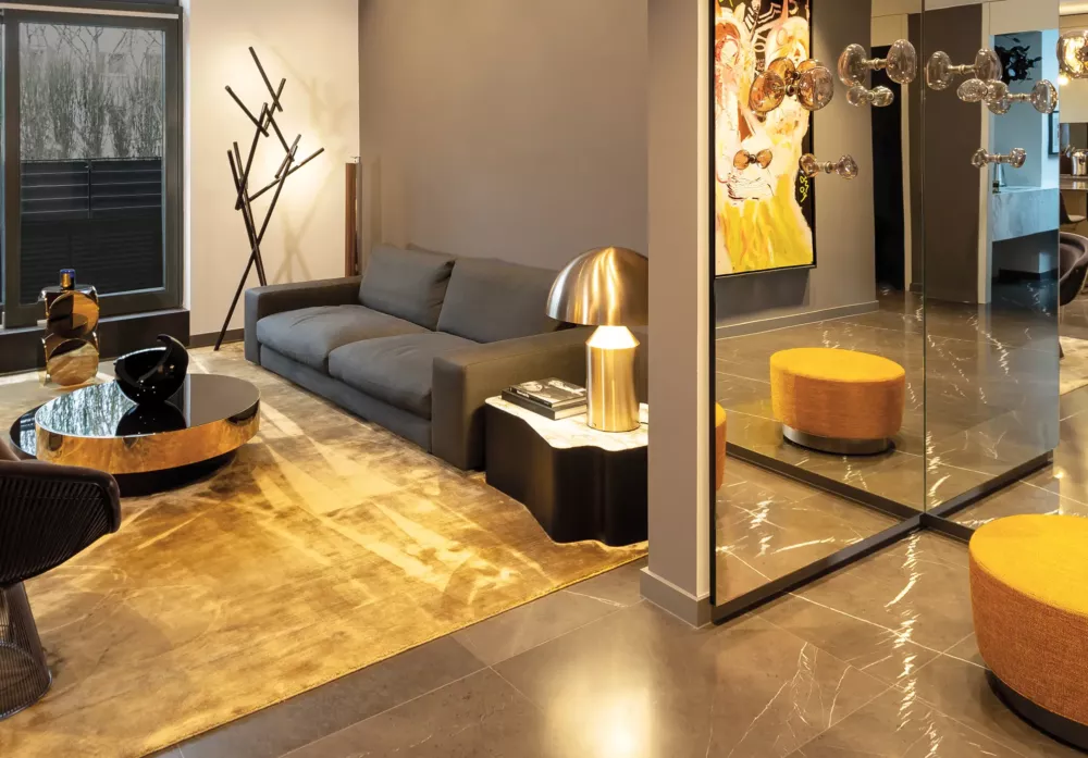 Exklusives Wohnzimmer im Private Penthouse Berlin mit luxuriöser Einrichtung, goldenen Akzenten und modernen Design-Elementen