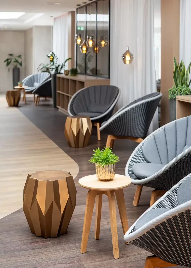 Hochwertiger Ruhebereich in der Ostsee Therme Scharbeutz mit stilvollen Loungesesseln, Design-Beistelltischen und eleganter Beleuchtung