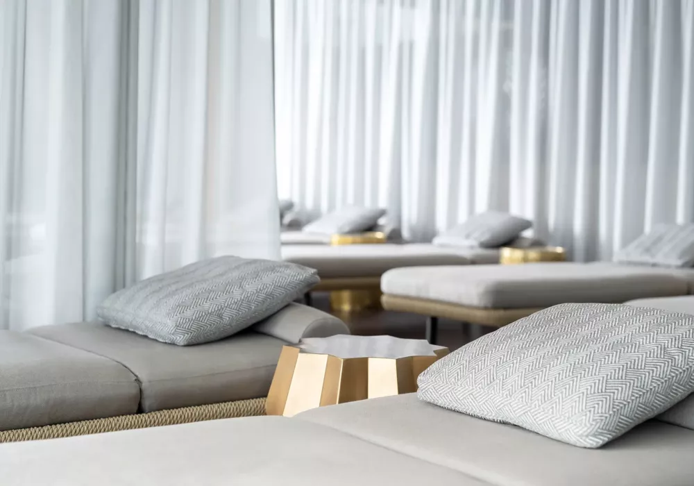 Exklusiver Ruhebereich in der Ostsee Therme Scharbeutz mit eleganten Liegen, stilvollen Kissen und goldenen Akzenten