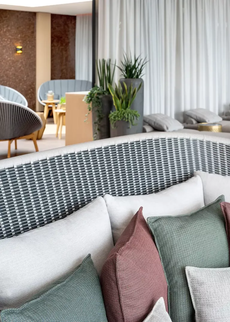 Stilvoller Loungebereich in der Ostsee Therme Scharbeutz mit hochwertigen Polstermöbeln, dekorativen Kissen und modernen Design-Elementen