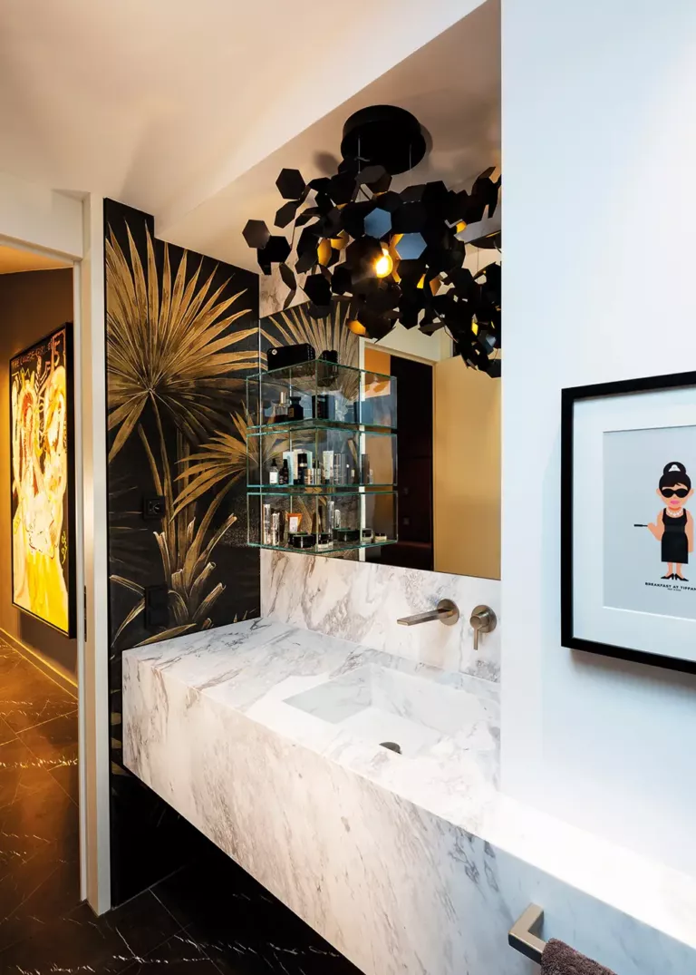 Exklusives Badezimmer im Private Penthouse Berlin mit Marmorwaschtisch, kunstvoller Tapete und auffälliger Designer-Leuchte