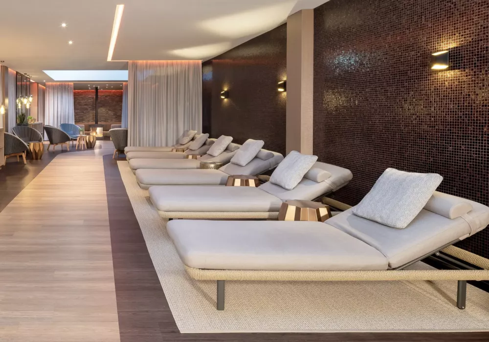 Exklusiver Ruheraum in der Ostsee Therme Scharbeutz mit hochwertigen Liegen, stilvollen Design-Elementen und stimmungsvoller Beleuchtung